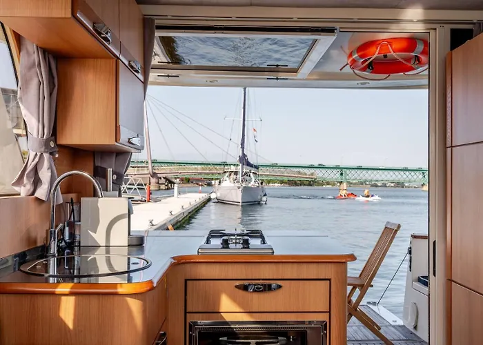 Rose Dream Boat By Portugal Active Botel Viana do Castelo