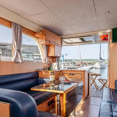 Rose Dream Boat By Portugal Active Botel