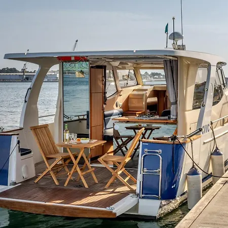 Botel Rose Dream Boat By Portugal Active