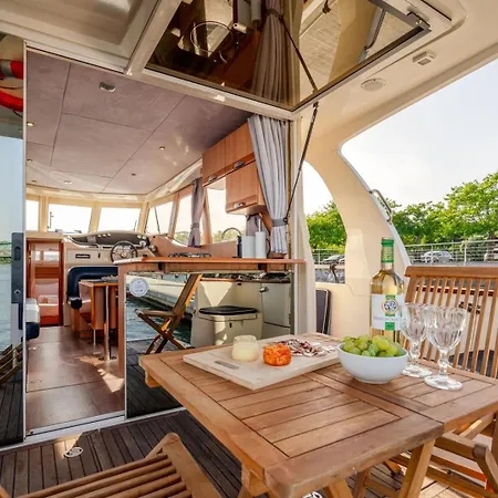 Rose Dream Boat By Portugal Active Botel *